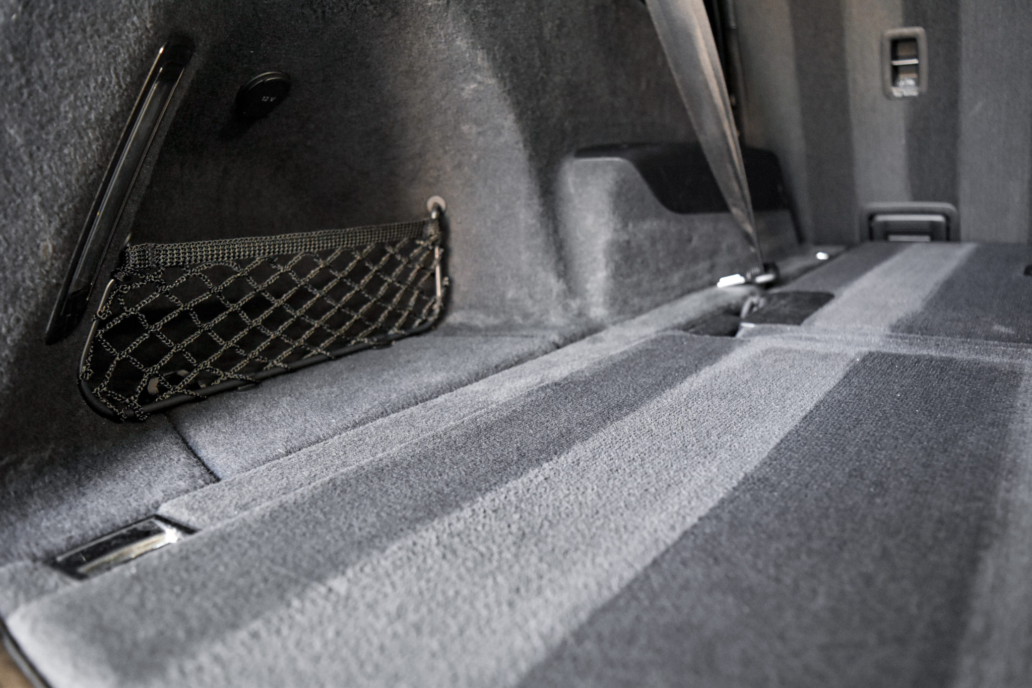 Detailing Brothers Bratislava. Detailingové štúdio. Hĺbkové čistenie auta, tepovanie, vysávanie, impregnácia plastových častí, čistenie, voskovanie karosérie, leštenie laku, keramická ochrana, sklokeramická ochrana a dezinfekcia ozónom