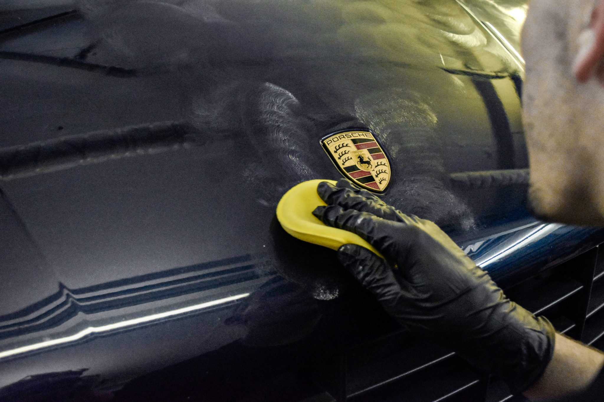 Detailing Brothers Bratislava. Detailingové štúdio. Hĺbkové čistenie auta, tepovanie, vysávanie, impregnácia plastových častí, čistenie, voskovanie karosérie, leštenie laku, keramická ochrana, sklokeramická ochrana a dezinfekcia ozónom