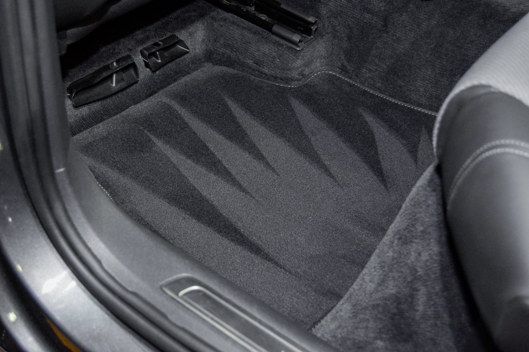 Detailing Brothers Bratislava. Detailingové štúdio. Hĺbkové čistenie auta, tepovanie, vysávanie, impregnácia plastových častí, čistenie, voskovanie karosérie, leštenie laku, keramická ochrana, sklokeramická ochrana a dezinfekcia ozónom