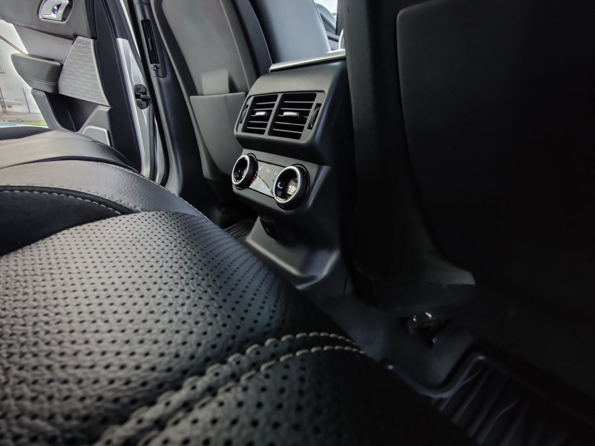 Detailing Brothers Bratislava. Detailingové štúdio. Hĺbkové čistenie auta, tepovanie, vysávanie, impregnácia plastových častí, čistenie, voskovanie karosérie, leštenie laku, keramická ochrana, sklokeramická ochrana a dezinfekcia ozónom