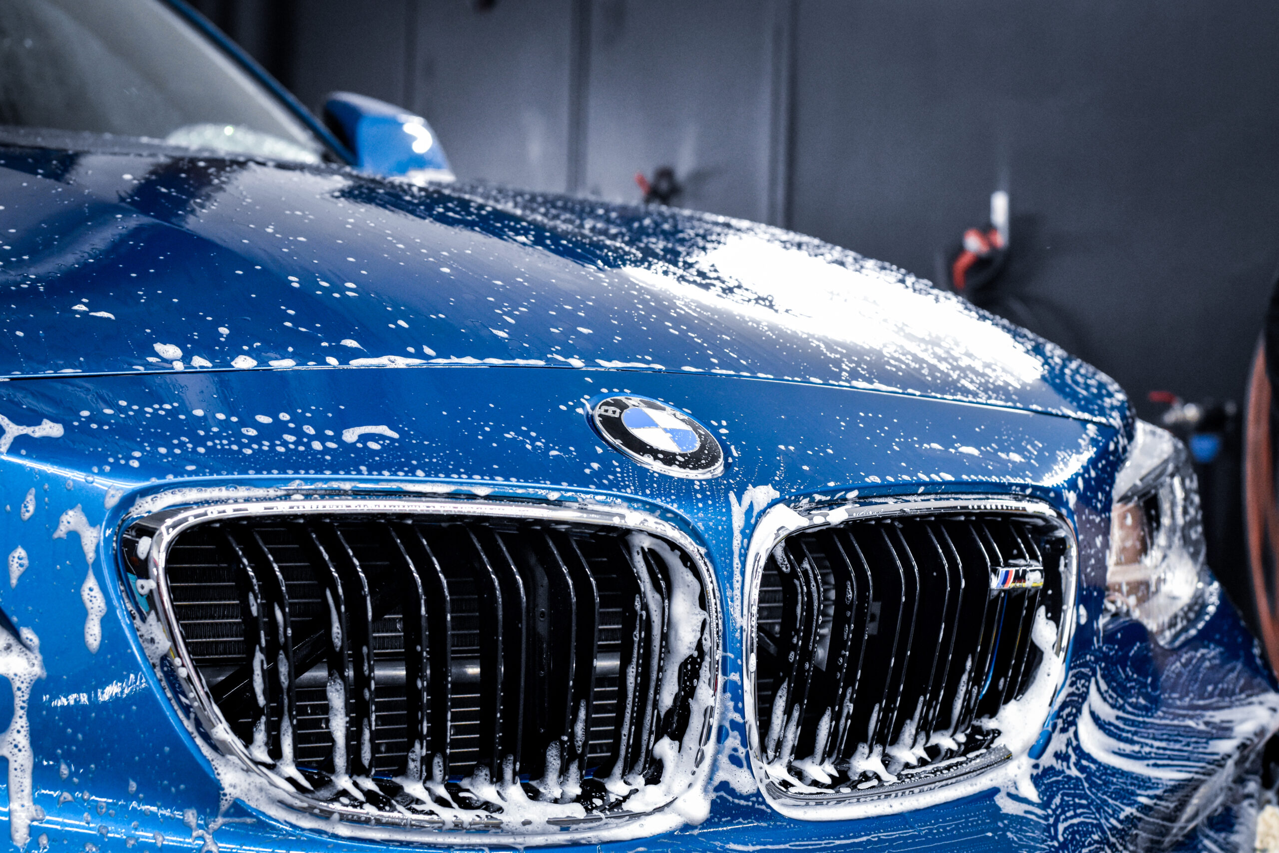 Detailing Brothers Bratislava. Detailingové štúdio. Hĺbkové čistenie auta, PPF fólie, skyfol, tepovanie, vysávanie, impregnácia plastových častí, čistenie, voskovanie karosérie, leštenie laku, keramická ochrana, sklokeramická ochrana a dezinfekcia ozónom